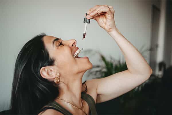 ashwagandha-extrakt-anwendung-person-600×400